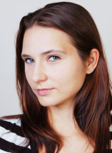headshot of a curvy model to submit to victoria secret for lingerie modeling