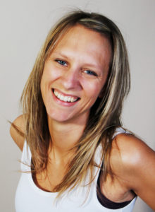 actress headshot poses: aspiring young white female actor with a hearty smile